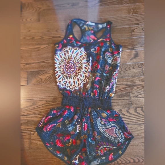 NWOT, SHORT ROMPER, with pockets, very light material, very flattering. - Picture 6 of 14